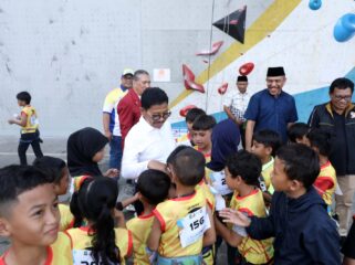 Wali Kota Tangerang Sachrudin saat membuka Series 1 Kejurnas Open Panjat Tebing Piala Wali Kota Tangerang Vol. 3 Tahun 2026. Foto: ist