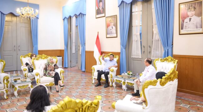 Gubernur Banten Andra Soni saat menerima kunjungan jajaran Pengurus Daerah Gerakan Kristiani Indonesia Raya (GEKIRA) Provinsi Banten di Gedung Negara Provinsi Banten, Kota Serang. Foto: ist