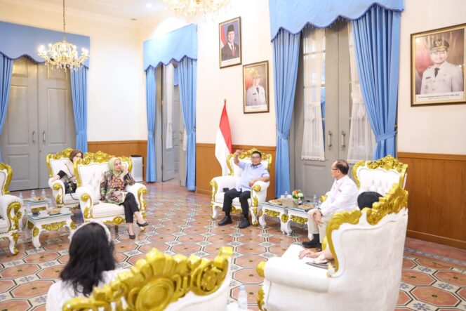 
 Gubernur Banten Andra Soni saat menerima kunjungan jajaran Pengurus Daerah Gerakan Kristiani Indonesia Raya (GEKIRA) Provinsi Banten di Gedung Negara Provinsi Banten, Kota Serang. Foto: ist