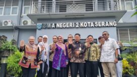 Kepala Dinas Pendidikan Provinsi Banten Jamaluddin dan usai Rakor bersama Kepala Satuan Tugas (Kasatgas) Koordinasi dan Supervisi (Korsup) Wilayah II Direktorat Koordinasi dan Supervisi KPK RI, Arif Nurcahyo, di SMAN 2 Kota Serang. Foto: ist 