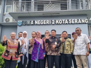 Kepala Dinas Pendidikan Provinsi Banten Jamaluddin dan usai Rakor bersama Kepala Satuan Tugas (Kasatgas) Koordinasi dan Supervisi (Korsup) Wilayah II Direktorat Koordinasi dan Supervisi KPK RI, Arif Nurcahyo, di SMAN 2 Kota Serang. Foto: ist 