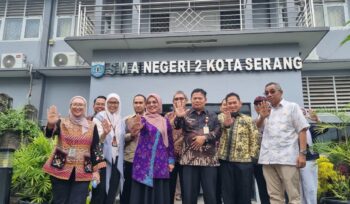 Kepala Dinas Pendidikan Provinsi Banten Jamaluddin dan usai Rakor bersama Kepala Satuan Tugas (Kasatgas) Koordinasi dan Supervisi (Korsup) Wilayah II Direktorat Koordinasi dan Supervisi KPK RI, Arif Nurcahyo, di SMAN 2 Kota Serang. Foto: ist 