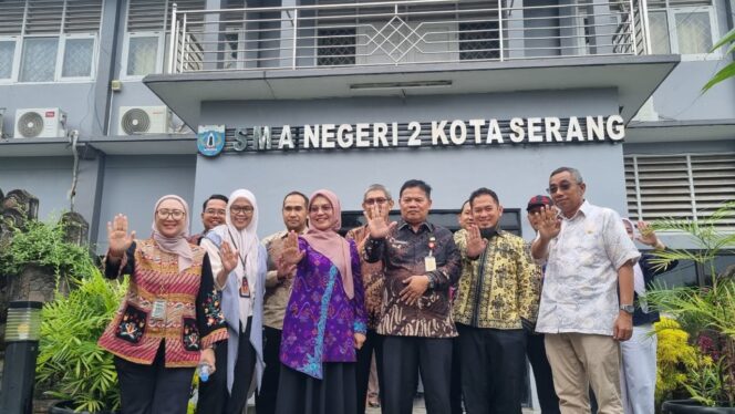 
 Kepala Dinas Pendidikan Provinsi Banten Jamaluddin dan usai Rakor bersama Kepala Satuan Tugas (Kasatgas) Koordinasi dan Supervisi (Korsup) Wilayah II Direktorat Koordinasi dan Supervisi KPK RI, Arif Nurcahyo, di SMAN 2 Kota Serang. Foto: ist 
