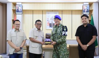 Gubernur Banten Andra Soni saat menerima silaturahmi Komandan Denpom III/4 Serang Letkol Cpm Dadang Dwi Saputro di Ruang Kerja Gubernur Banten, Kantor Gubernur Banten eks BBLKI, Kota Tangerang Selatan. Foto: ist