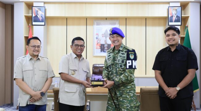 Gubernur Banten Andra Soni saat menerima silaturahmi Komandan Denpom III/4 Serang Letkol Cpm Dadang Dwi Saputro di Ruang Kerja Gubernur Banten, Kantor Gubernur Banten eks BBLKI, Kota Tangerang Selatan. Foto: ist