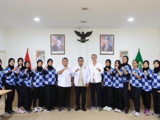 Gubernur Banten Andra Soni saat menerima audiensi jajaran Pengurus Provinsi (Pengprov) Federasi Hoki Indonesia Provinsi Banten di ruang kerjanya di kantor eks BLKI, Kecamatan Serpong Utara, Kota Tangerang Selatan. Foto: ist 