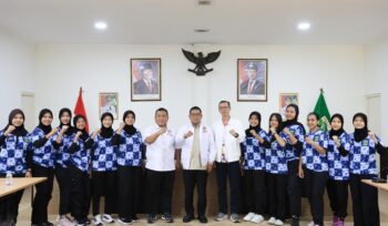 Gubernur Banten Andra Soni saat menerima audiensi jajaran Pengurus Provinsi (Pengprov) Federasi Hoki Indonesia Provinsi Banten di ruang kerjanya di kantor eks BLKI, Kecamatan Serpong Utara, Kota Tangerang Selatan. Foto: ist 