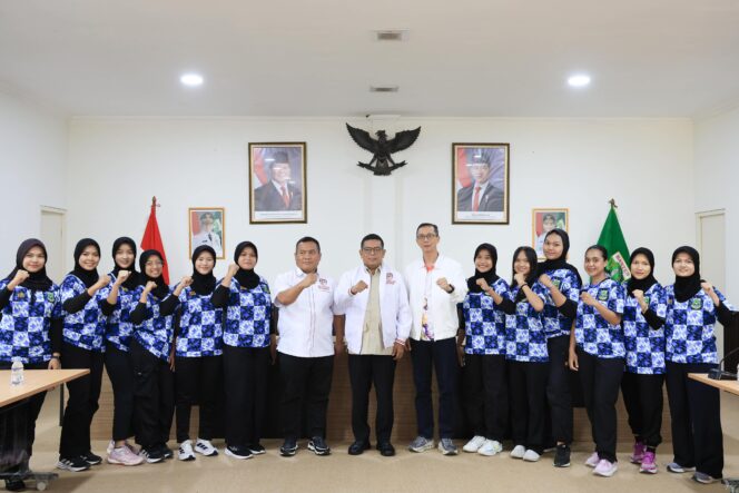 
 Gubernur Banten Andra Soni saat menerima audiensi jajaran Pengurus Provinsi (Pengprov) Federasi Hoki Indonesia Provinsi Banten di ruang kerjanya di kantor eks BLKI, Kecamatan Serpong Utara, Kota Tangerang Selatan. Foto: ist 