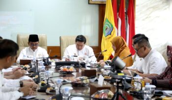 Wali Kota Tangerang Sachrudin dan Wakil Wali Kota Tangerang Maryono saat memimpin Rapat Umum Pemegang Saham (RUPS) PT. TNG. Foto: ist