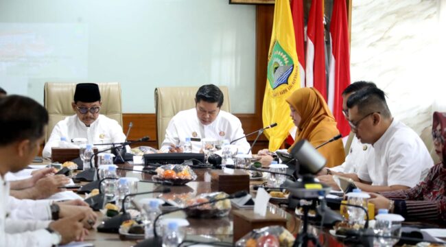 Wali Kota Tangerang Sachrudin dan Wakil Wali Kota Tangerang Maryono saat memimpin Rapat Umum Pemegang Saham (RUPS) PT. TNG. Foto: ist