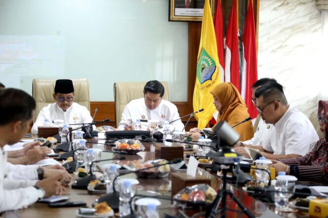 
 Wali Kota Tangerang Sachrudin dan Wakil Wali Kota Tangerang Maryono saat memimpin Rapat Umum Pemegang Saham (RUPS) PT. TNG. Foto: ist