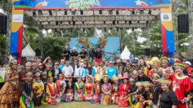 Gubernur Banten Andra Soni saat menghadiri puncak Exciting Banten Festival 2026 di Pantai Cibeureum I, Anyer, Kabupaten Serang. Foto: ist
