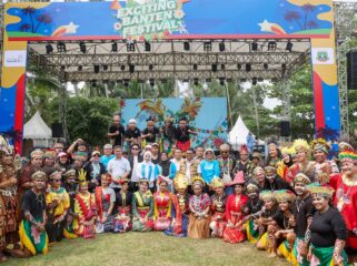 Gubernur Banten Andra Soni saat menghadiri puncak Exciting Banten Festival 2026 di Pantai Cibeureum I, Anyer, Kabupaten Serang. Foto: ist