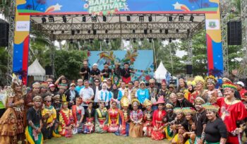Gubernur Banten Andra Soni saat menghadiri puncak Exciting Banten Festival 2026 di Pantai Cibeureum I, Anyer, Kabupaten Serang. Foto: ist