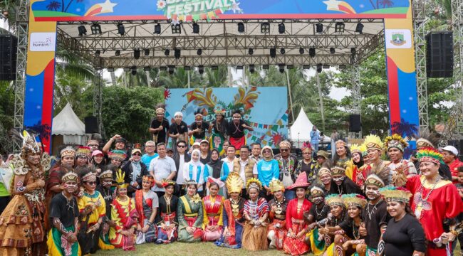 Gubernur Banten Andra Soni saat menghadiri puncak Exciting Banten Festival 2026 di Pantai Cibeureum I, Anyer, Kabupaten Serang. Foto: ist