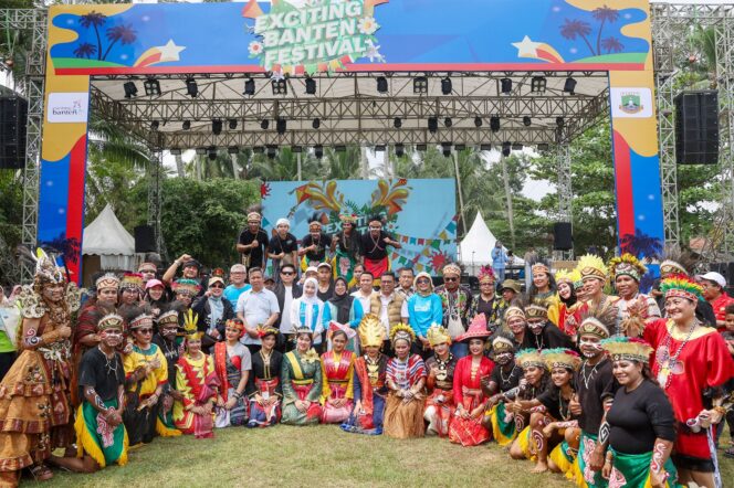 
 Gubernur Banten Andra Soni saat menghadiri puncak Exciting Banten Festival 2026 di Pantai Cibeureum I, Anyer, Kabupaten Serang. Foto: ist