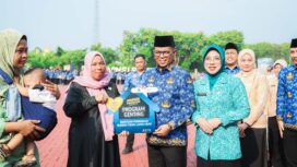 Gubernur Banten Andra Soni didampingi Ketua TP PKK Banten Tinawati Andra Soni menyerahkan Mokav Bantuan Rehabilitasi Rumah Tidak Layak Huni pada Peringatan Harganas Ke-33. Foto: Ist