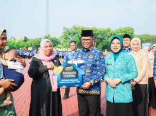 Gubernur Banten Andra Soni didampingi Ketua TP PKK Banten Tinawati Andra Soni menyerahkan Mokav Bantuan Rehabilitasi Rumah Tidak Layak Huni pada Peringatan Harganas Ke-33. Foto: Ist