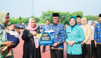 Gubernur Banten Andra Soni didampingi Ketua TP PKK Banten Tinawati Andra Soni menyerahkan Mokav Bantuan Rehabilitasi Rumah Tidak Layak Huni pada Peringatan Harganas Ke-33. Foto: Ist