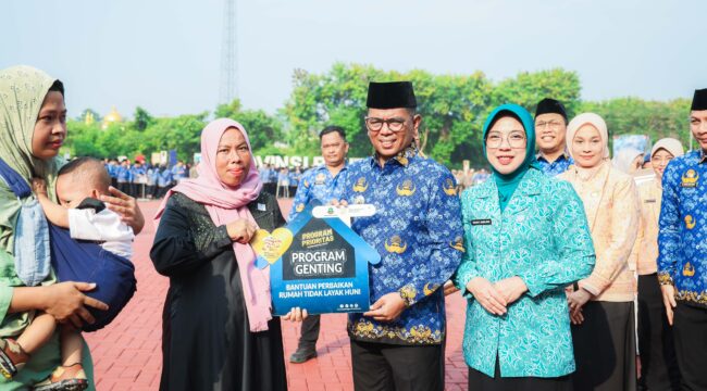 Gubernur Banten Andra Soni didampingi Ketua TP PKK Banten Tinawati Andra Soni menyerahkan Mokav Bantuan Rehabilitasi Rumah Tidak Layak Huni pada Peringatan Harganas Ke-33. Foto: Ist