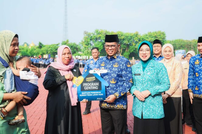 
 Gubernur Banten Andra Soni didampingi Ketua TP PKK Banten Tinawati Andra Soni menyerahkan Mokav Bantuan Rehabilitasi Rumah Tidak Layak Huni pada Peringatan Harganas Ke-33. Foto: Ist