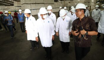 Gubernur Banten Andra Soni saat melakukan kunjungan kerja ke PT Charoen Pokphand Indonesia (CPI) Feedmill Balaraja, Kabupaten Tangerang. Foto: ist
