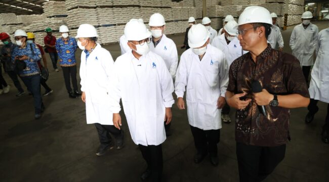 Gubernur Banten Andra Soni saat melakukan kunjungan kerja ke PT Charoen Pokphand Indonesia (CPI) Feedmill Balaraja, Kabupaten Tangerang. Foto: ist