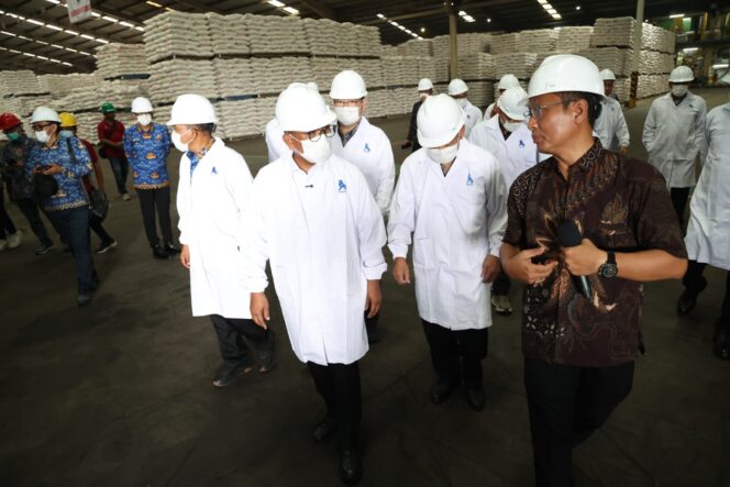 
 Gubernur Banten Andra Soni saat melakukan kunjungan kerja ke PT Charoen Pokphand Indonesia (CPI) Feedmill Balaraja, Kabupaten Tangerang. Foto: ist