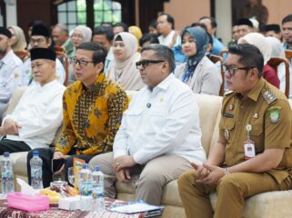5.000 UMKM Binaan PT. Gajah Tunggal Terima Sertifikat Halal, Wakil Wali Kota Tangerang Maryono dan General Manager General Affair PT Gajah Tunggal Tbk, H. Ismail saat penyerahan 5.000 Sertifikat Halal kepada UMKM. Foto: ist