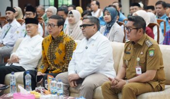 5.000 UMKM Binaan PT. Gajah Tunggal Terima Sertifikat Halal, Wakil Wali Kota Tangerang Maryono dan General Manager General Affair PT Gajah Tunggal Tbk, H. Ismail saat penyerahan 5.000 Sertifikat Halal kepada UMKM. Foto: ist