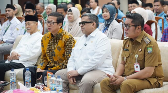5.000 UMKM Binaan PT. Gajah Tunggal Terima Sertifikat Halal, Wakil Wali Kota Tangerang Maryono dan General Manager General Affair PT Gajah Tunggal Tbk, H. Ismail saat penyerahan 5.000 Sertifikat Halal kepada UMKM. Foto: ist