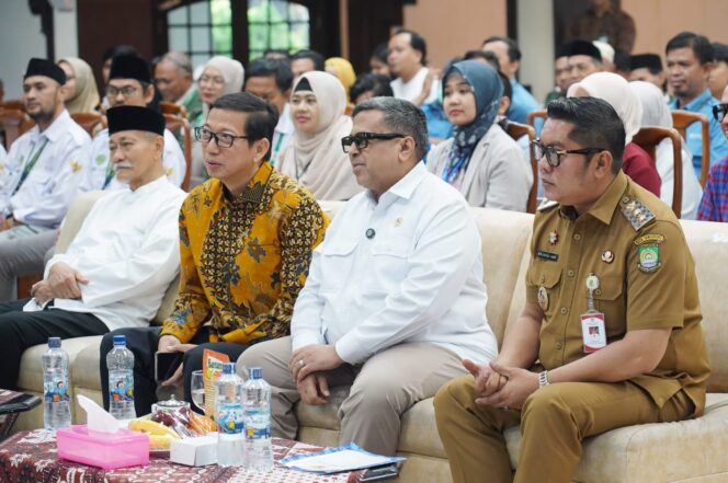 
 5.000 UMKM Binaan PT. Gajah Tunggal Terima Sertifikat Halal, Wakil Wali Kota Tangerang Maryono dan General Manager General Affair PT Gajah Tunggal Tbk, H. Ismail saat penyerahan 5.000 Sertifikat Halal kepada UMKM. Foto: ist