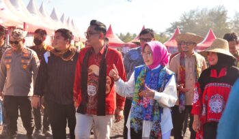 Anggota Komisi VI DPR RI Kawendra Lukistian atau yang akrab disapa Mas Kawe, saat  menghadiri puncak penyelenggaraan Segoro Topeng Kaliwungu 2026, signature event Kabupaten Lumajang. Foto: ist