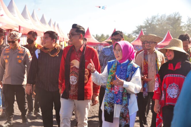 
 Anggota Komisi VI DPR RI Kawendra Lukistian atau yang akrab disapa Mas Kawe, saat  menghadiri puncak penyelenggaraan Segoro Topeng Kaliwungu 2026, signature event Kabupaten Lumajang. Foto: ist