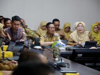 Kepala Bappeda Kota Tangerang Yeti Rohaeti mendampingi Sekda Kota Tangerang Herman Suwarman saat Sesi Wawancara bersama Bappenas. Foto: ist
