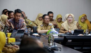 Kepala Bappeda Kota Tangerang Yeti Rohaeti mendampingi Sekda Kota Tangerang Herman Suwarman saat Sesi Wawancara bersama Bappenas. Foto: ist