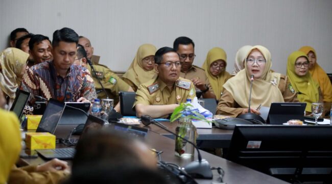 Kepala Bappeda Kota Tangerang Yeti Rohaeti mendampingi Sekda Kota Tangerang Herman Suwarman saat Sesi Wawancara bersama Bappenas. Foto: ist