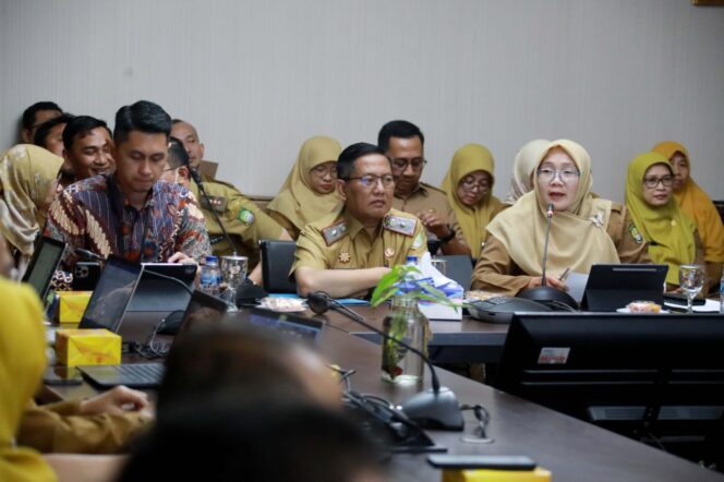 
 Kepala Bappeda Kota Tangerang Yeti Rohaeti mendampingi Sekda Kota Tangerang Herman Suwarman saat Sesi Wawancara bersama Bappenas. Foto: ist