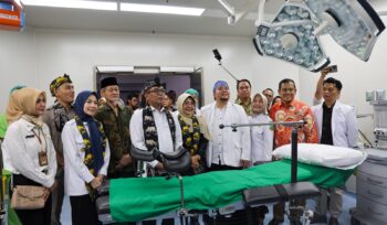 Gubernur Banten Andra Soni saat meninjau Fasilitas RSUD Muhammad Irsyad Djuwaeli Labuan di Kabupaten Pandeglang. Foto: Ist 