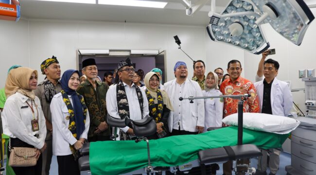 Gubernur Banten Andra Soni saat meninjau Fasilitas RSUD Muhammad Irsyad Djuwaeli Labuan di Kabupaten Pandeglang. Foto: Ist 