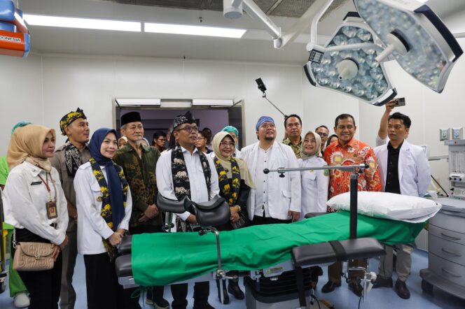
 Gubernur Banten Andra Soni saat meninjau Fasilitas RSUD Muhammad Irsyad Djuwaeli Labuan di Kabupaten Pandeglang. Foto: Ist 