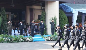Gubernur Banten Andra Soni usai mengikuti rangkaian Peringatan Hari Bhayangkara ke-80 di Markas Kepolisian Daerah (Mapolda) Banten Jalan Syekh Nawawi Al Bantani, Banjarsari, Kecamatan Cipocok Jaya, Kota Serang. Foto: ist