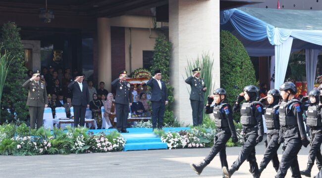 Gubernur Banten Andra Soni usai mengikuti rangkaian Peringatan Hari Bhayangkara ke-80 di Markas Kepolisian Daerah (Mapolda) Banten Jalan Syekh Nawawi Al Bantani, Banjarsari, Kecamatan Cipocok Jaya, Kota Serang. Foto: ist