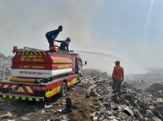 Petugas BPBD Kabupaten Tangerang Berjibaku Padamkan Api di TPA Jatiwaringin Mauk Kabupaten Tangerang. Foto: TangerangPos 
