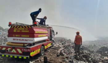 Petugas BPBD Kabupaten Tangerang Berjibaku Padamkan Api di TPA Jatiwaringin Mauk Kabupaten Tangerang. Foto: TangerangPos 