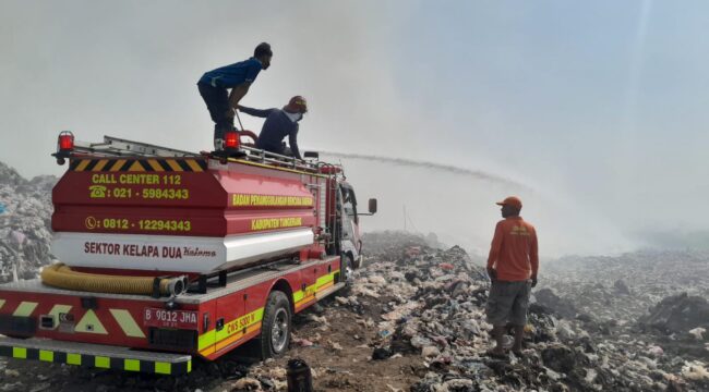 Petugas BPBD Kabupaten Tangerang Berjibaku Padamkan Api di TPA Jatiwaringin Mauk Kabupaten Tangerang. Foto: TangerangPos 