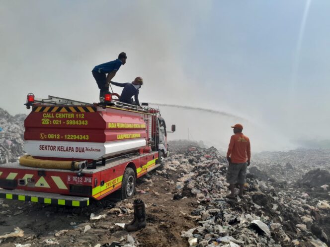 
 Petugas BPBD Kabupaten Tangerang Berjibaku Padamkan Api di TPA Jatiwaringin Mauk Kabupaten Tangerang. Foto: TangerangPos 