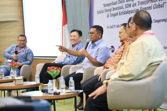
 Gubernur Banten Andra Soni usai menghadiri CEO Gathering dan Economy Outlook Bersama Gubernur Banten dan Rakerkonprov DPP APINDO Banten 2026 di PT Adis Dimension Footwear Balaraja, Kabupaten Tangerang. Foto: Ist