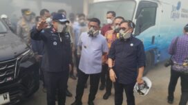 Gubernur Banten Andra Soni, Deputi Bidang Pengendalian pencemaran dan Kerusakan Lingkungan, Rasio Ridho Sani dan Deputi Bidang Penegakkan Hukum Lingkungan Hidup (Gakkum LH) Rizal Irawan meninjau langsung kondisi TPA Jatiwaringin Mauk Kabupaten Tangerang. Foto: TangerangPos 