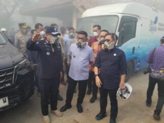 Gubernur Banten Andra Soni, Deputi Bidang Pengendalian pencemaran dan Kerusakan Lingkungan, Rasio Ridho Sani dan Deputi Bidang Penegakkan Hukum Lingkungan Hidup (Gakkum LH) Rizal Irawan meninjau langsung kondisi TPA Jatiwaringin Mauk Kabupaten Tangerang. Foto: TangerangPos 